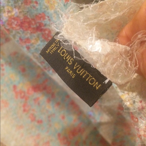 Louis Vuitton Limited Edition Sequin  Stole - Picture 7 of 15